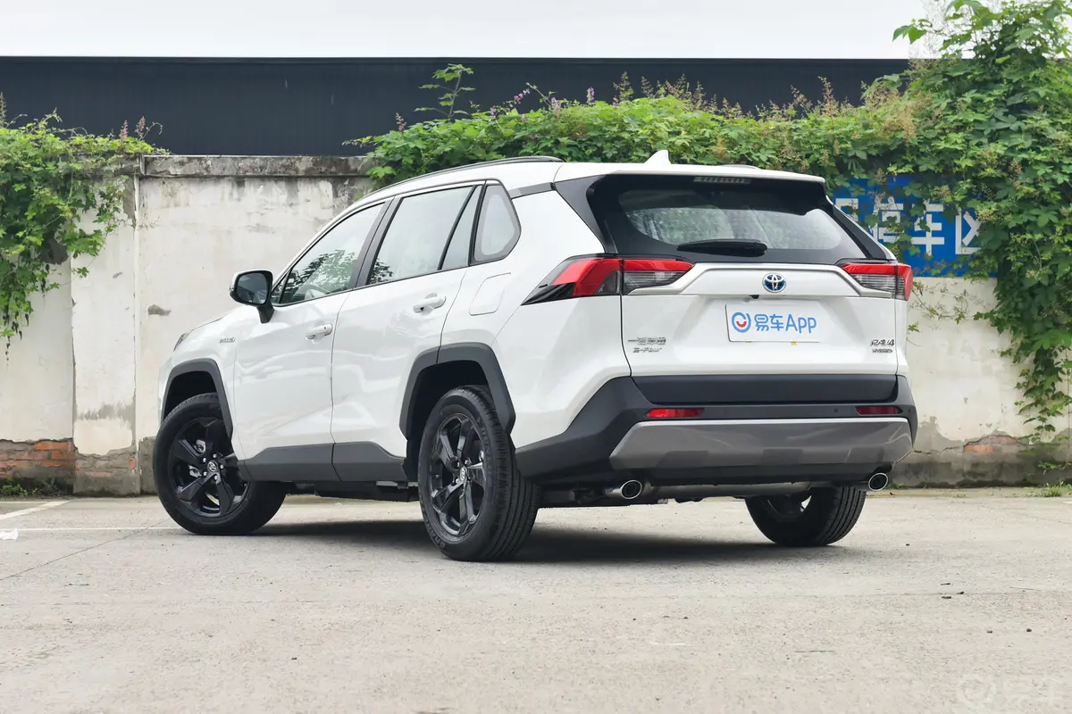 RAV4荣放双擎 2.5L 四驱旗舰版侧后45度车头向左水平