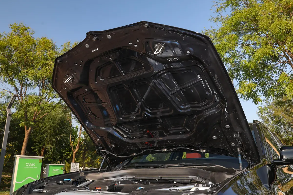 宝马X3改款二 xDrive30i 尊享型 M曜夜套装发动机舱盖内侧