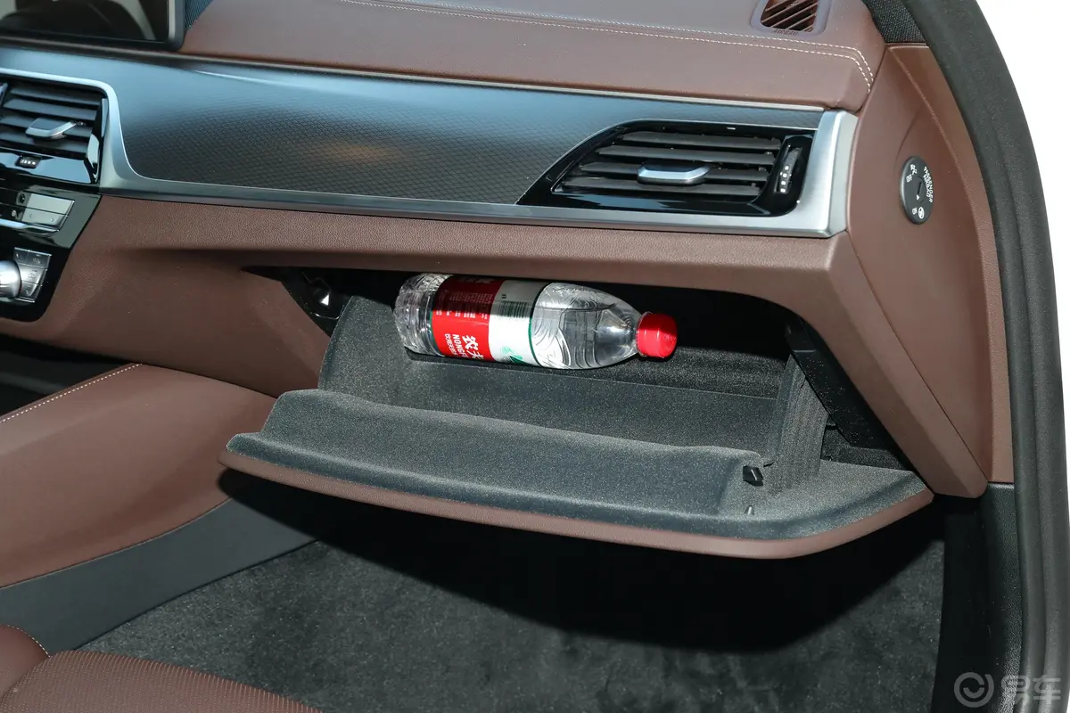 宝马5系 插电混动改款三 535Le 先锋版M运动套装手套箱空间水瓶横置