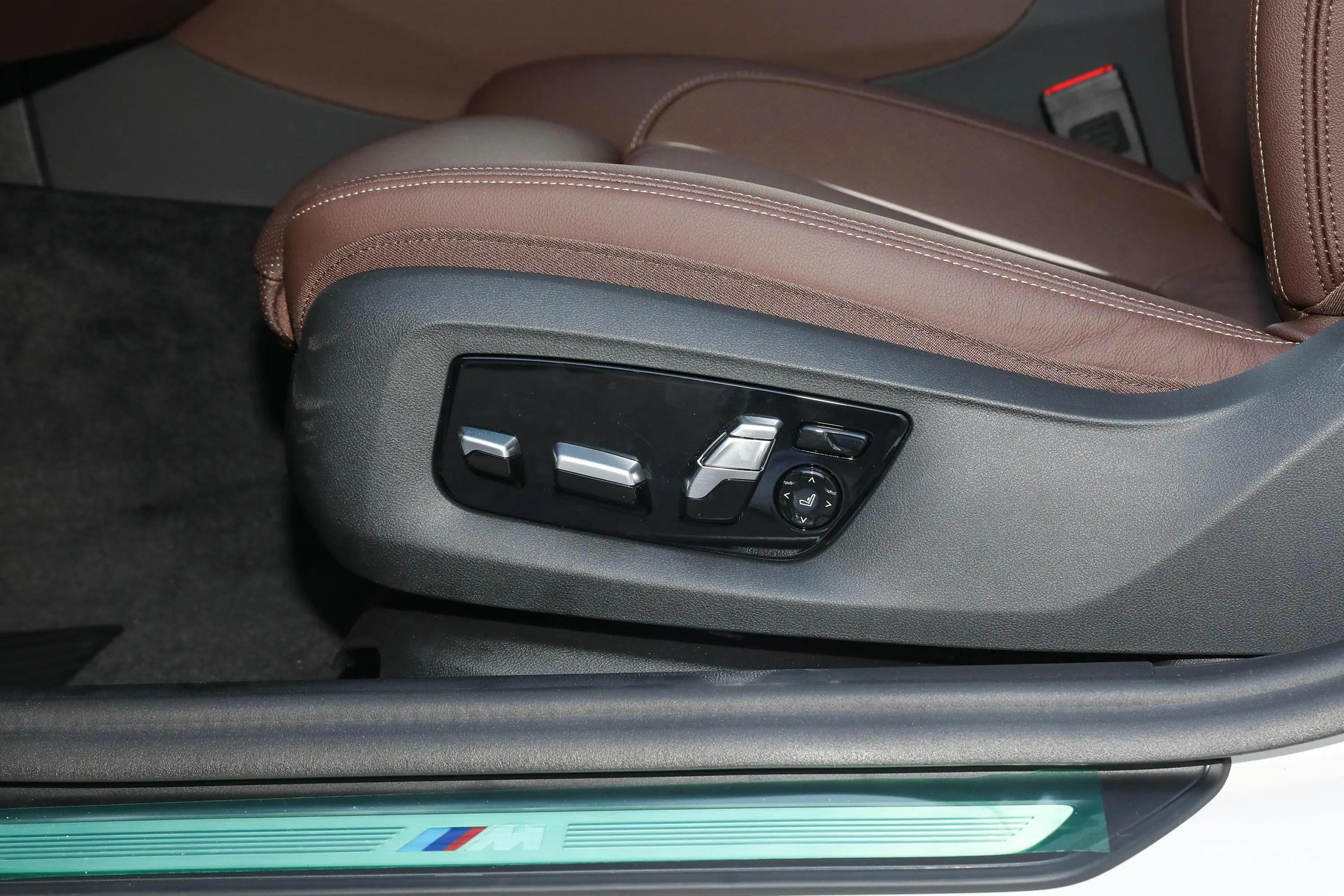 宝马5系 插电混动改款三 535Le 先锋版M运动套装主驾座椅调节