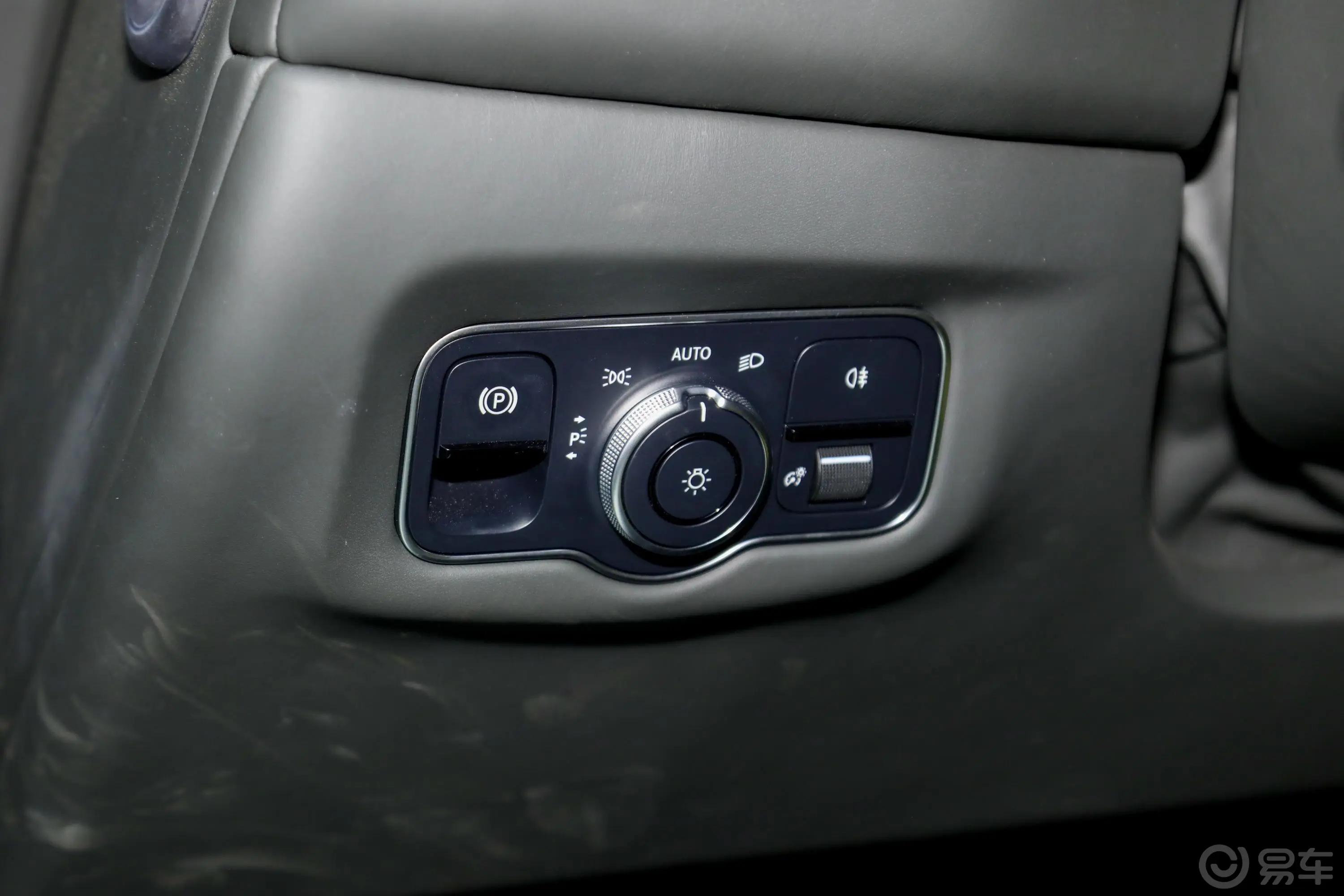 阿斯顿·马丁DB114.0T V8 Coupe灯光控制区