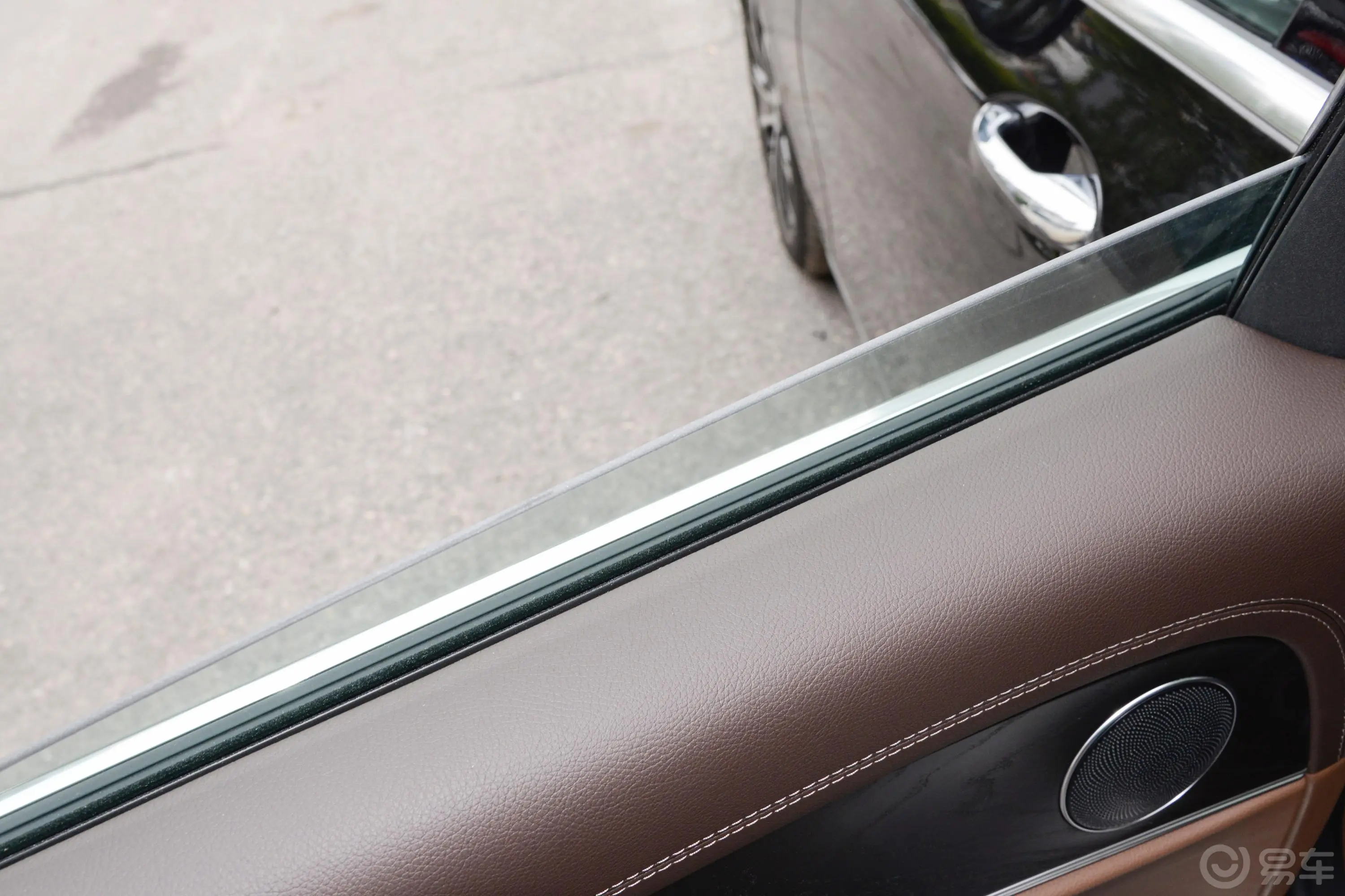 奔驰E级 插电混动E 350 e L 插电式混合动力轿车后排玻璃材质特写
