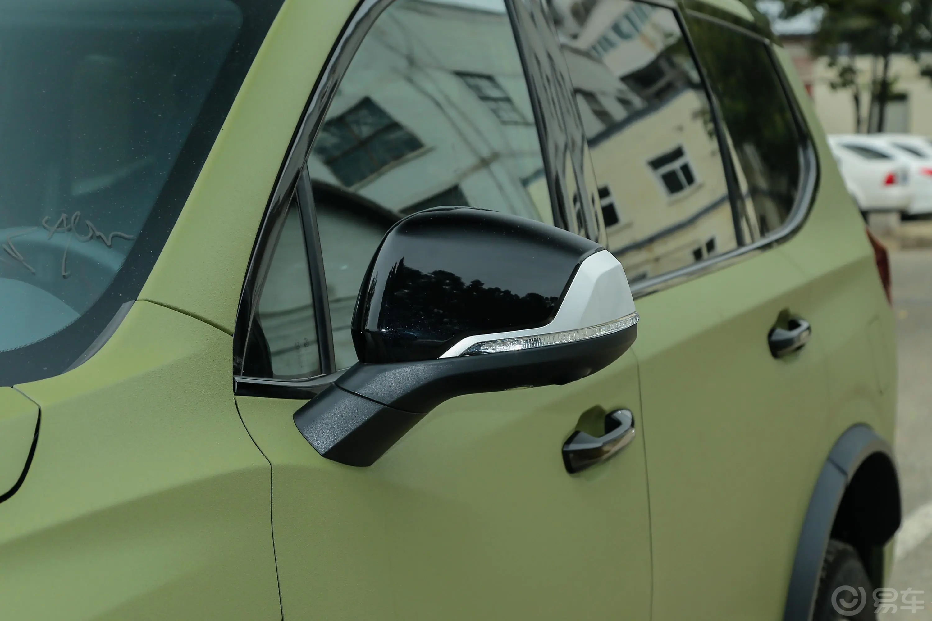 上汽大通MAXUS D90 Pro改款 2.0T 四驱亚马逊版 7座 柴油主驾驶后视镜背面