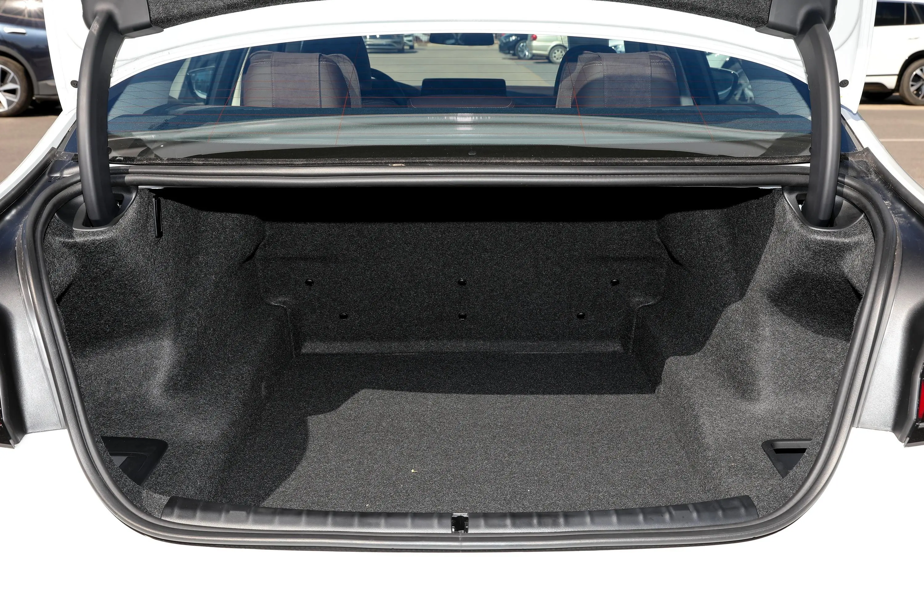 宝马5系改款二 530Li xDrive 豪华套装后备厢空间特写