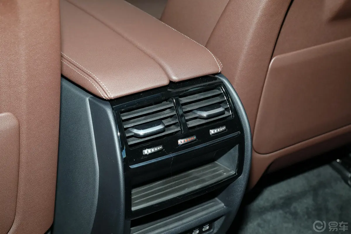宝马5系改款二 530Li xDrive 豪华套装后排空调控制键