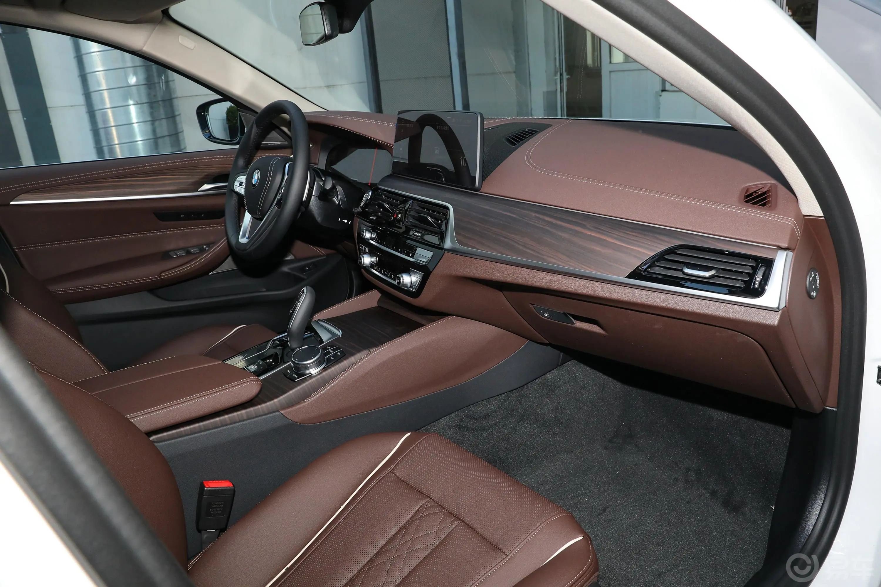 宝马5系改款二 530Li xDrive 豪华套装内饰全景副驾驶员方向