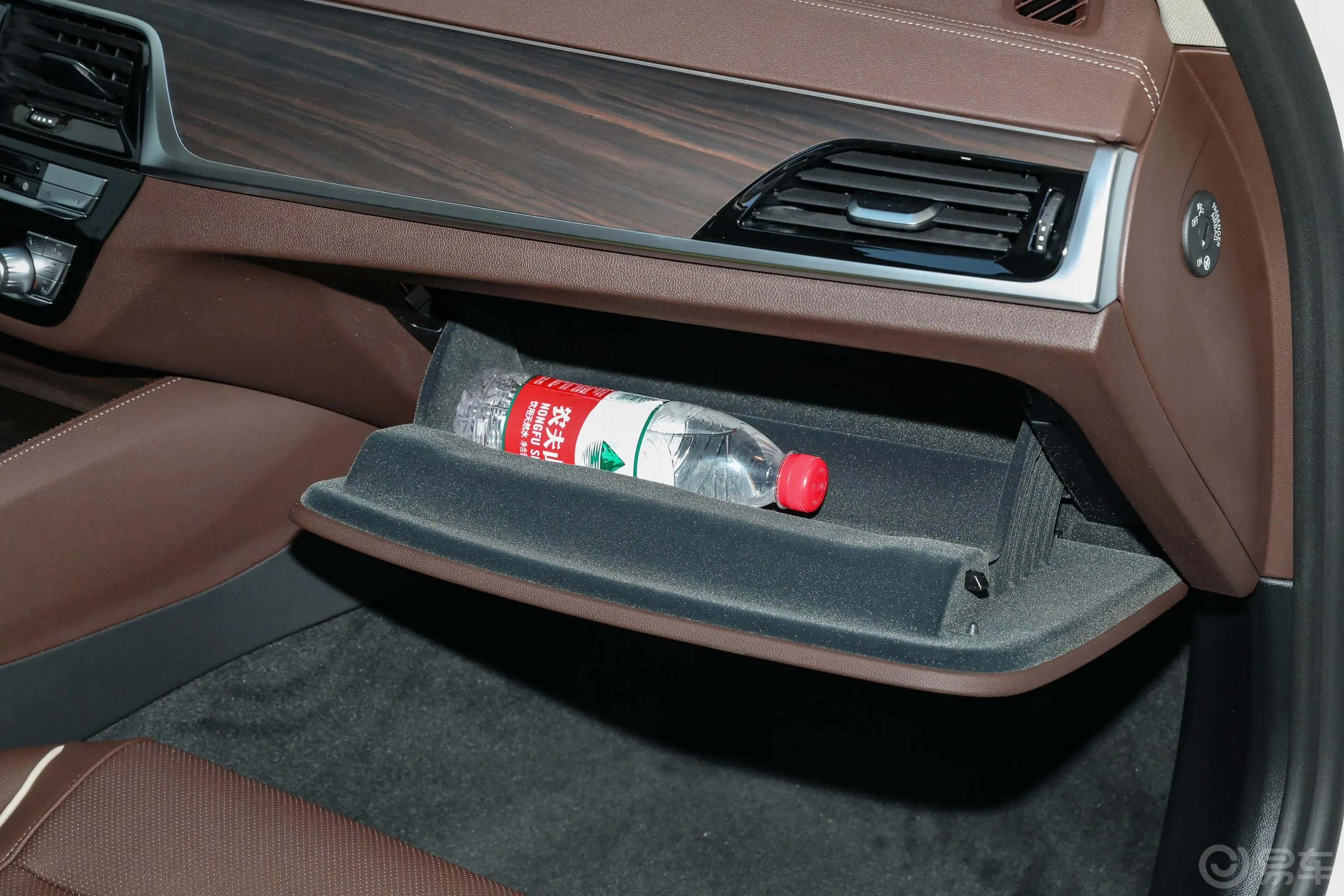 宝马5系改款二 530Li xDrive 豪华套装手套箱空间水瓶横置