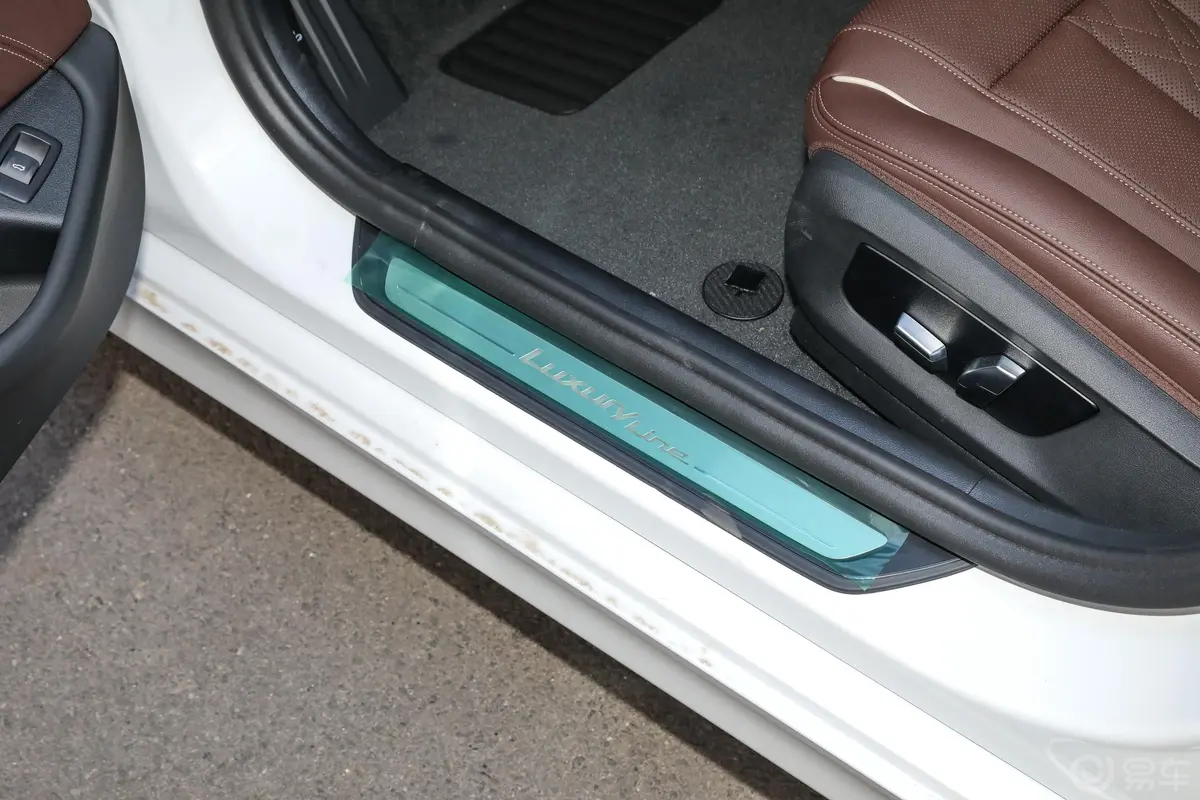 宝马5系改款二 530Li xDrive 豪华套装前排迎宾踏板