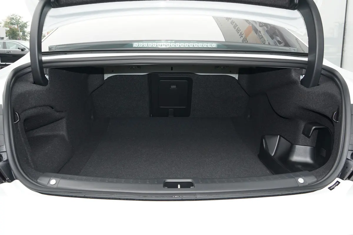 沃尔沃S90新能源T8 长续航 智逸豪华版后备厢空间特写