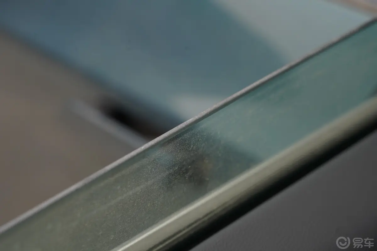 AION VPlus 500km 70 智领版 三元锂 5座后排玻璃材质特写