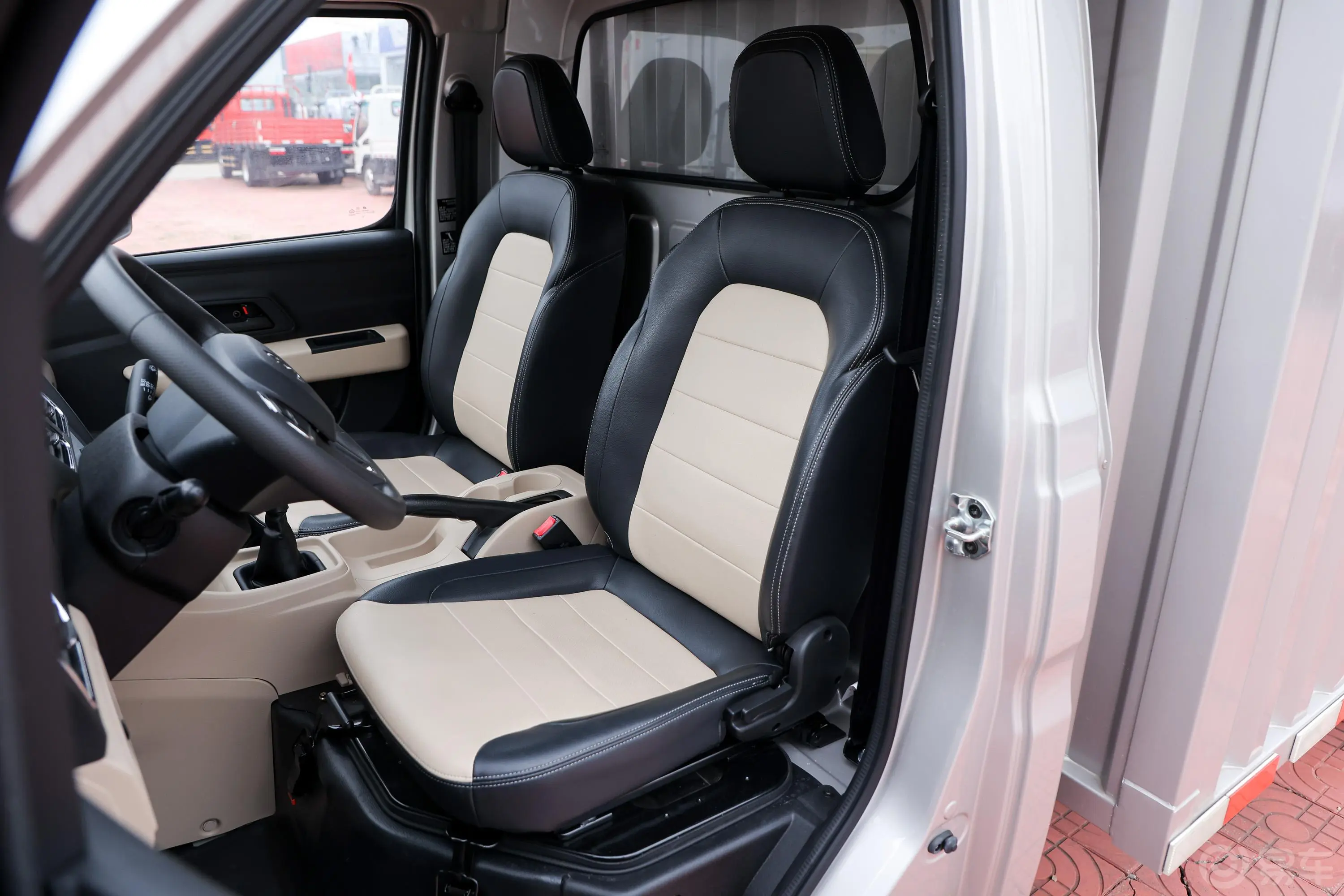 新豹T51.6L 单排单后轮旗舰版驾驶员座椅