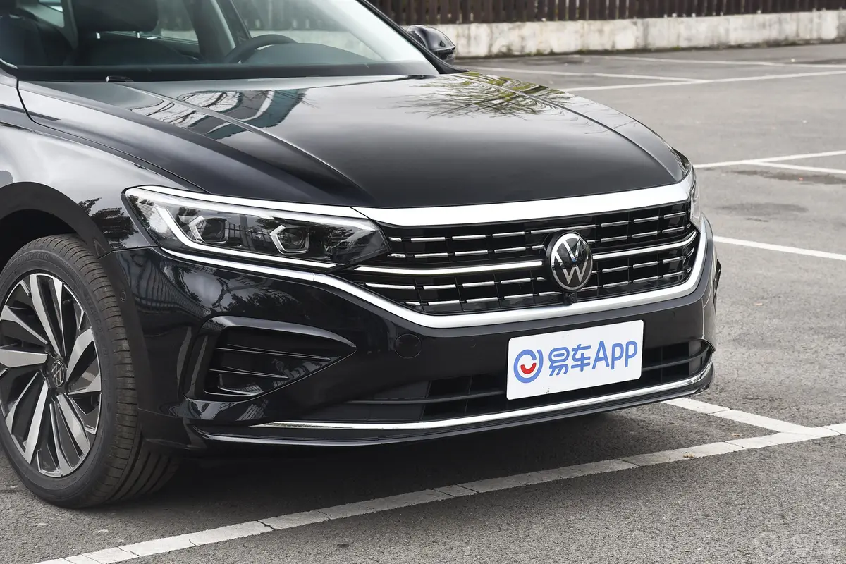 帕萨特330TSI 尊贵版前格栅侧俯拍