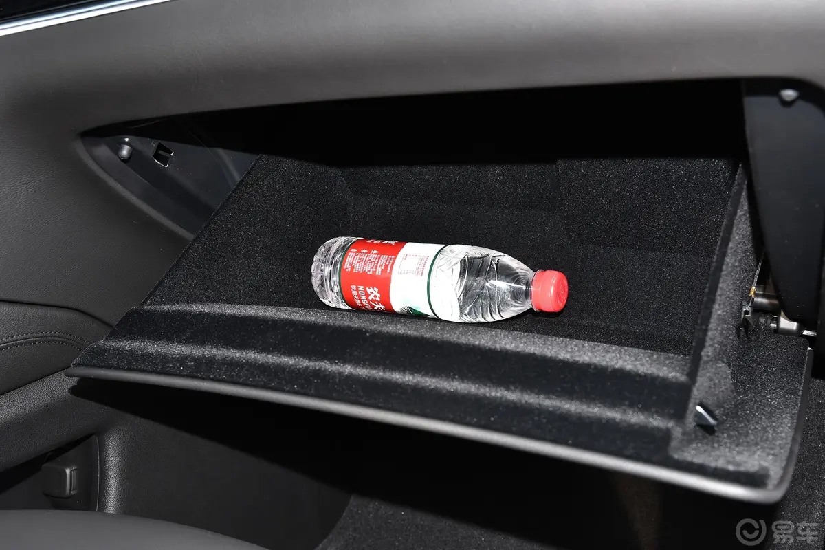 凯迪拉克XT6轻混 120周年纪念版 2.0T 四驱豪华型 7座手套箱空间水瓶横置