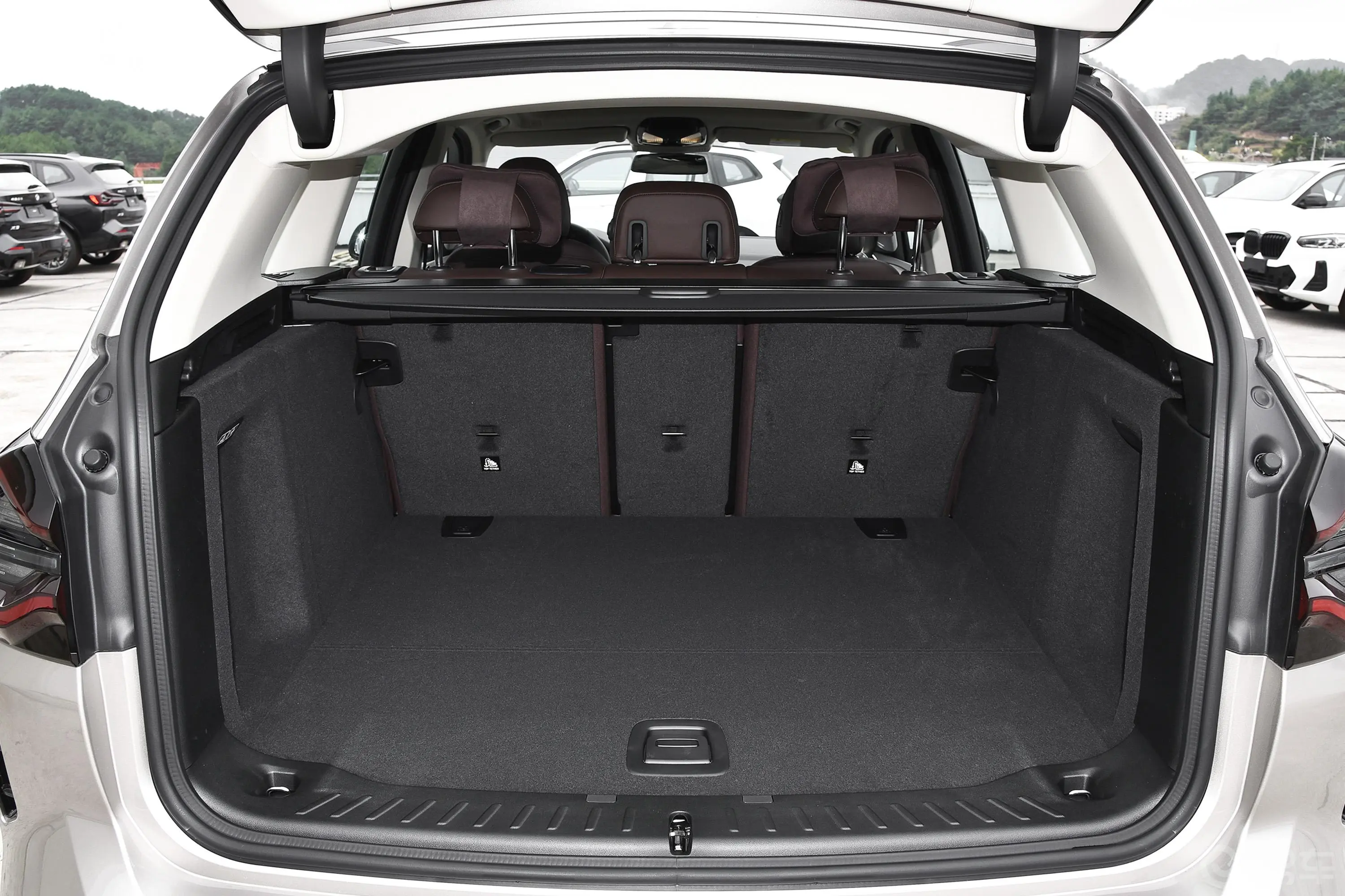 宝马X3改款二 xDrive30i 领先型 M曜夜套装后备厢空间特写