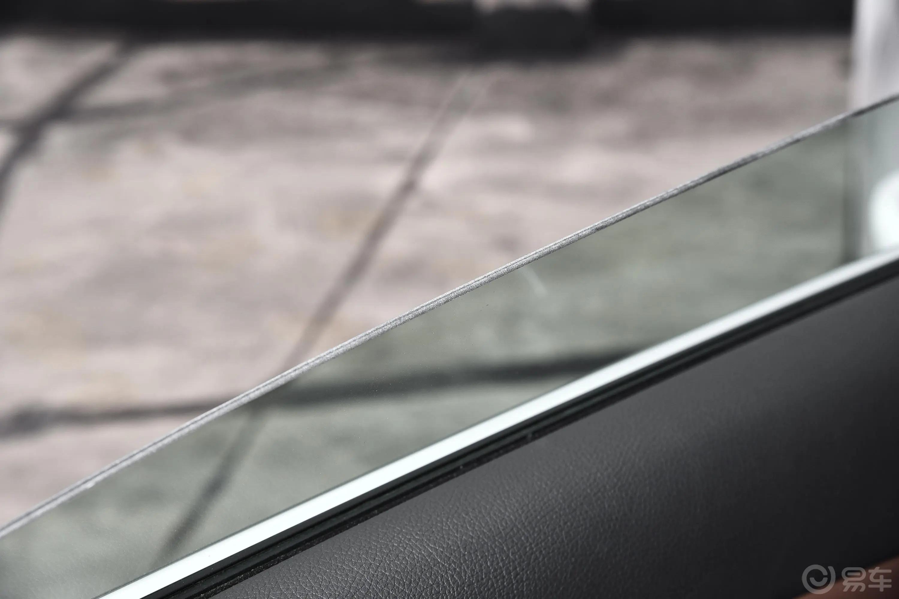 奔驰A级(进口)A 200 动感型后排玻璃材质特写
