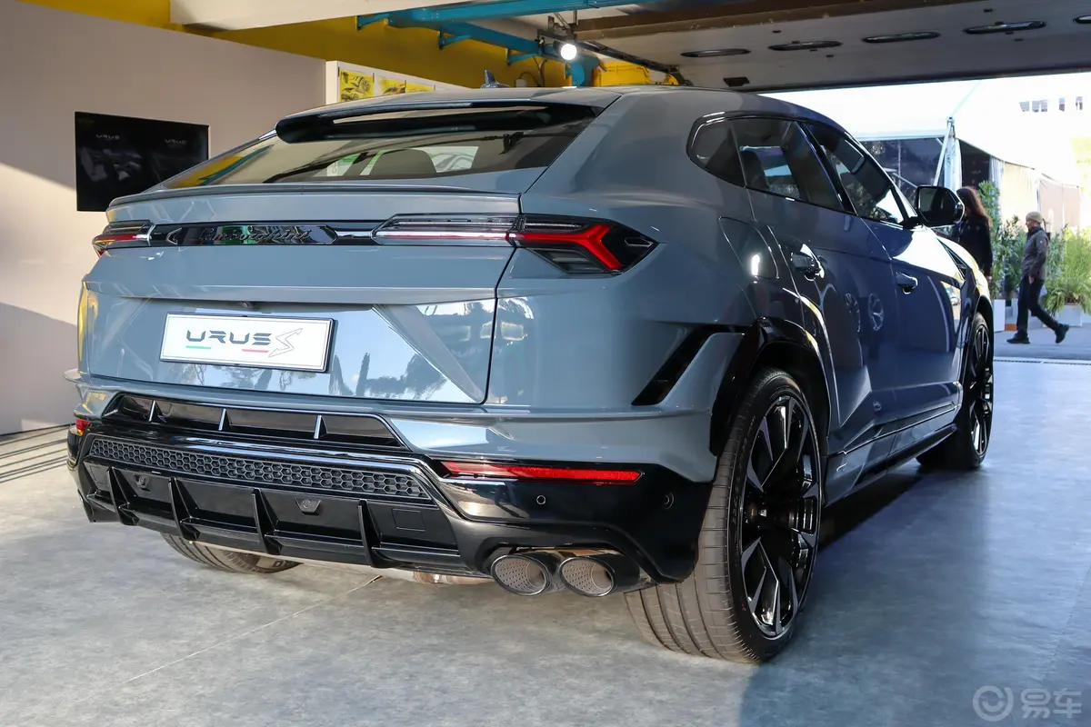 Urus4.0T V8 S侧后45度车头向右水平