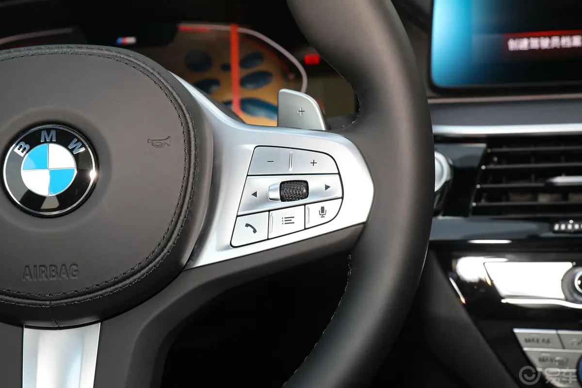 宝马5系改款二 530Li xDrive M运动套装右侧方向盘功能按键