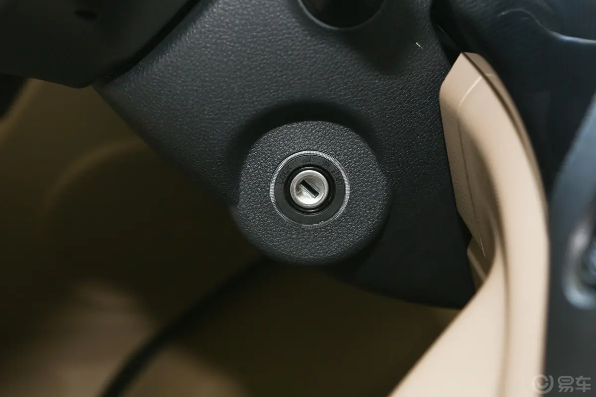 图雅诺小客豪华版 2.0T 手动长轴中顶后单胎 9座钥匙孔或一键启动按键