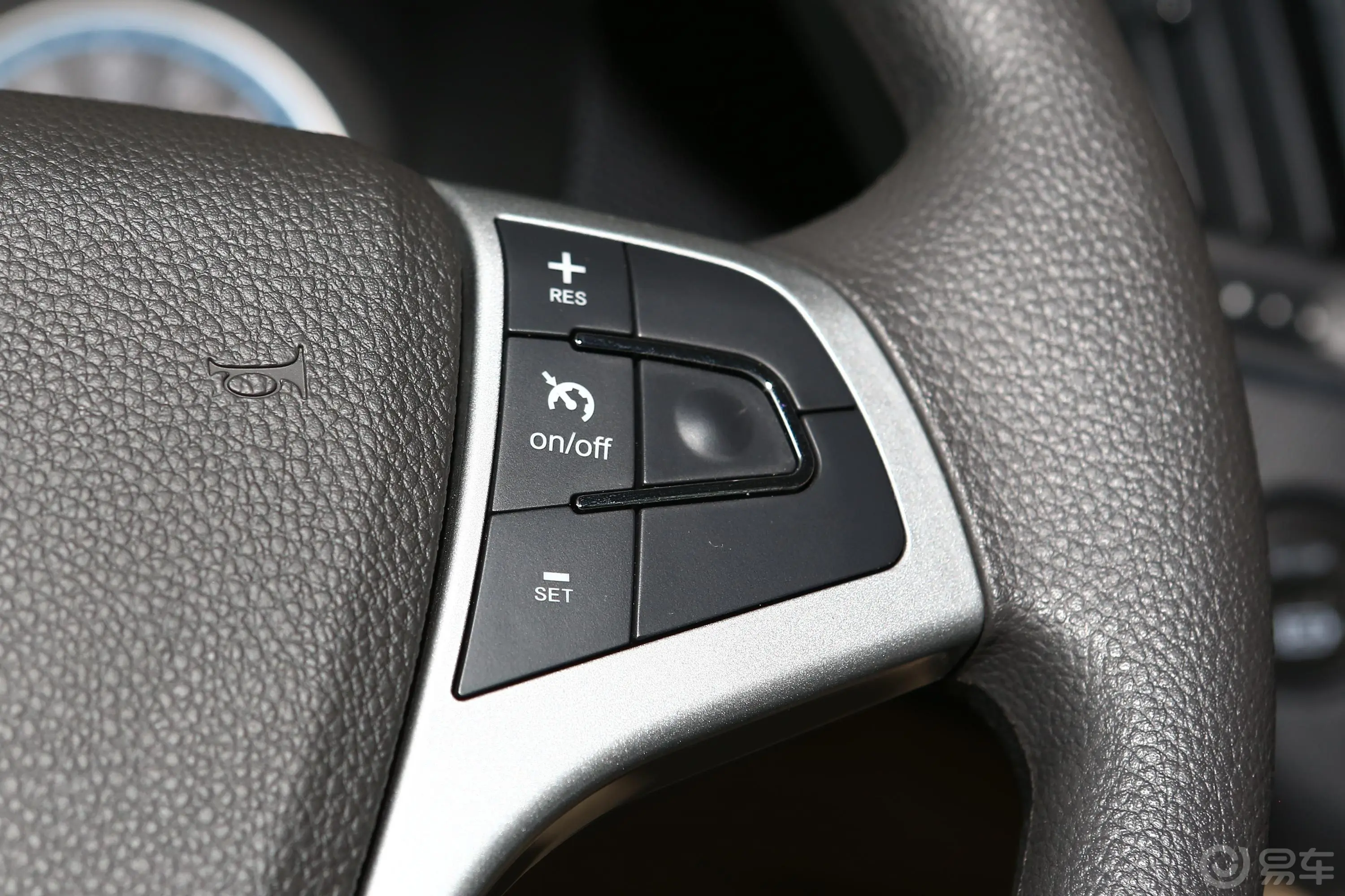 图雅诺小客豪华版 2.0T 手动长轴中顶后单胎 9座右侧方向盘功能按键