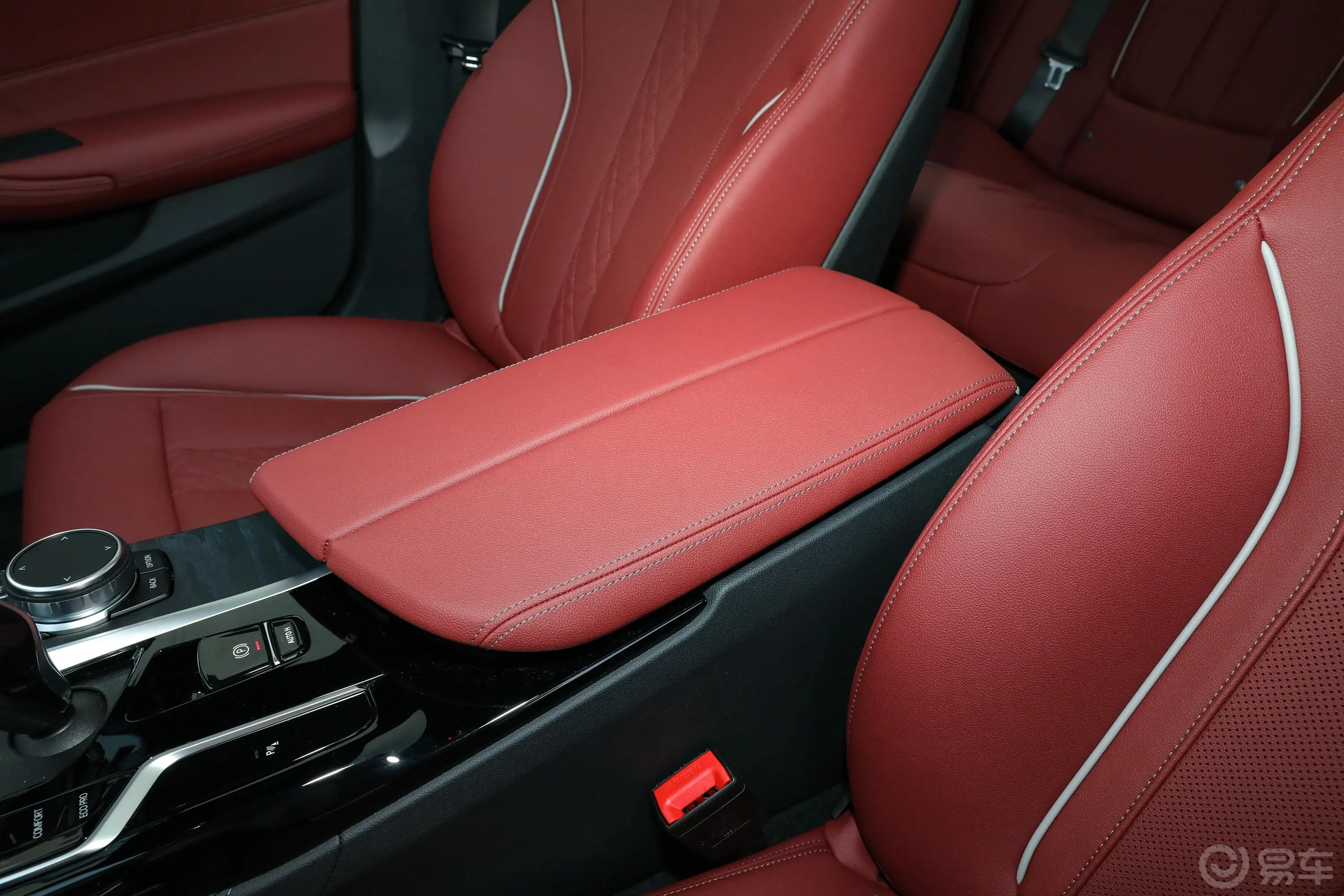 宝马5系改款二 530Li xDrive M运动套装前排中央扶手