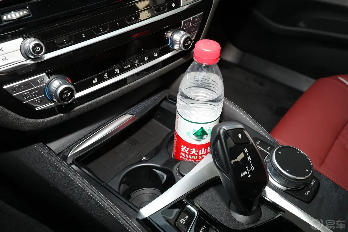 宝马5系改款二 530Li xDrive M运动套装前排杯架