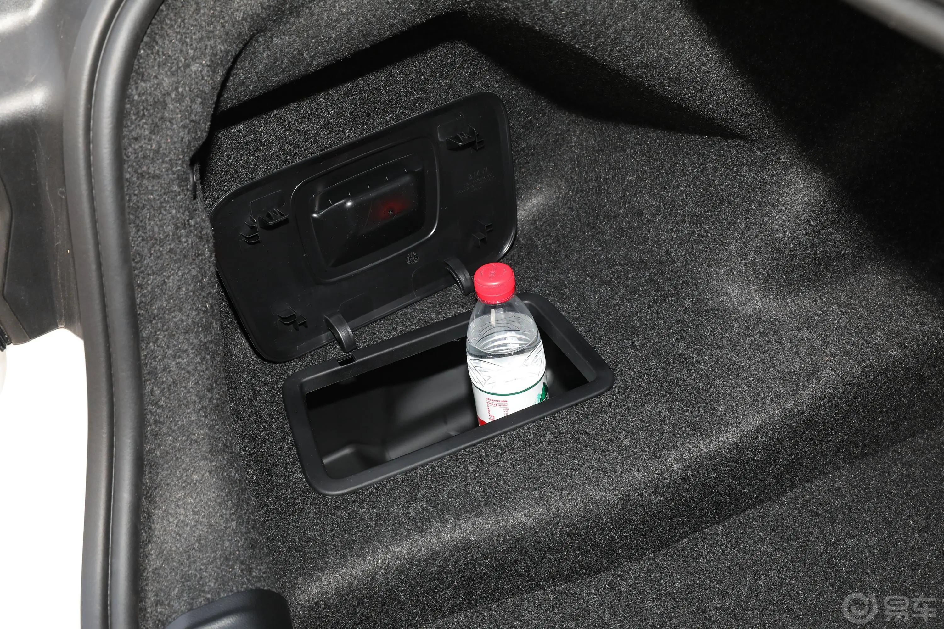 宝马5系改款二 530Li xDrive M运动套装后备厢
