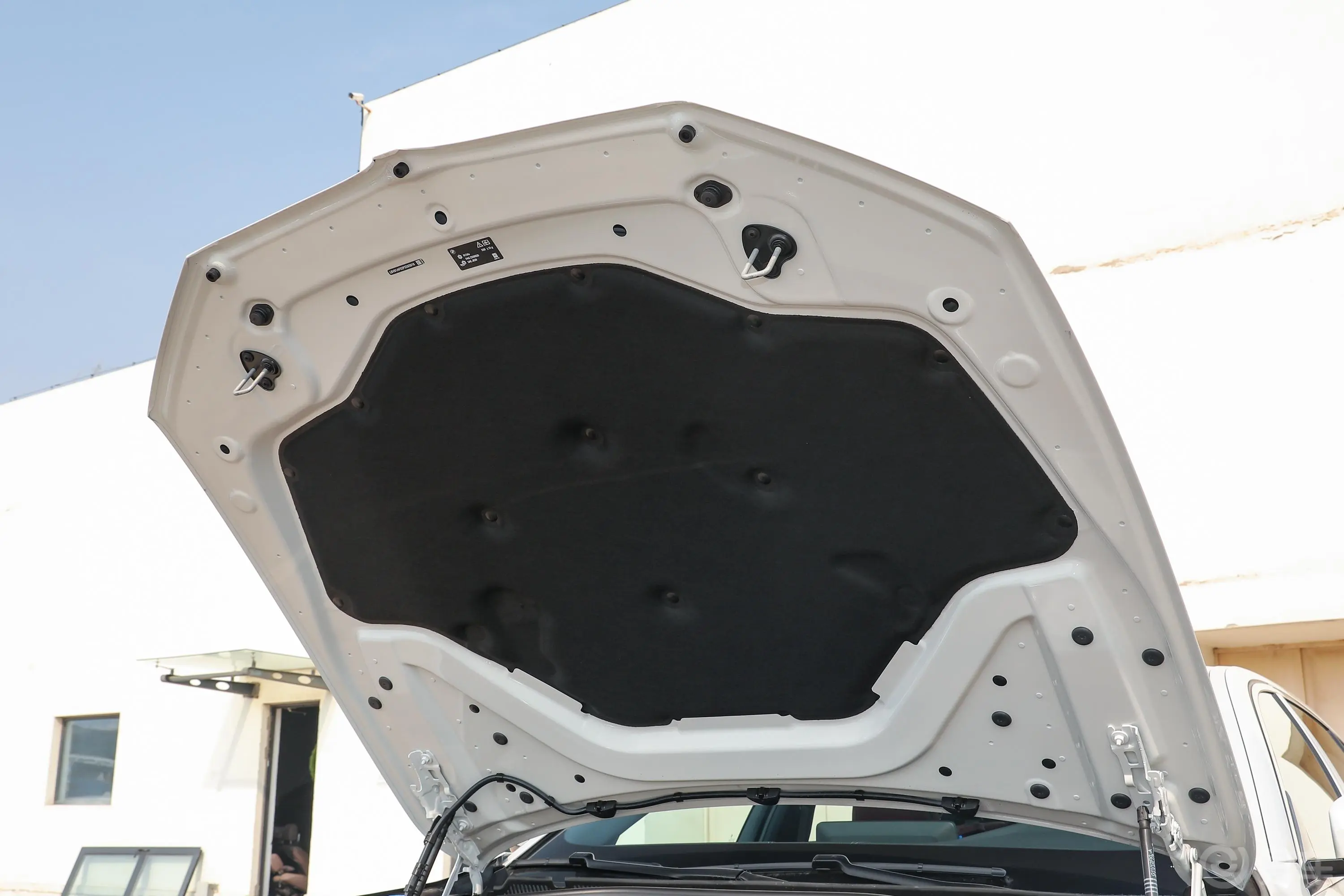 宝马5系改款二 530Li xDrive M运动套装发动机舱盖内侧