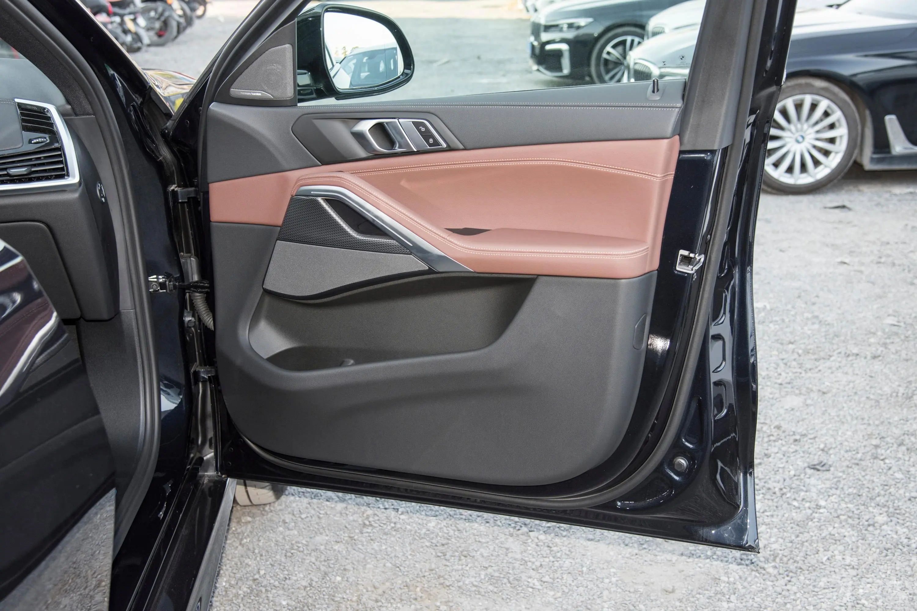 宝马X6改款二 xDrive40i M运动套装副驾驶位