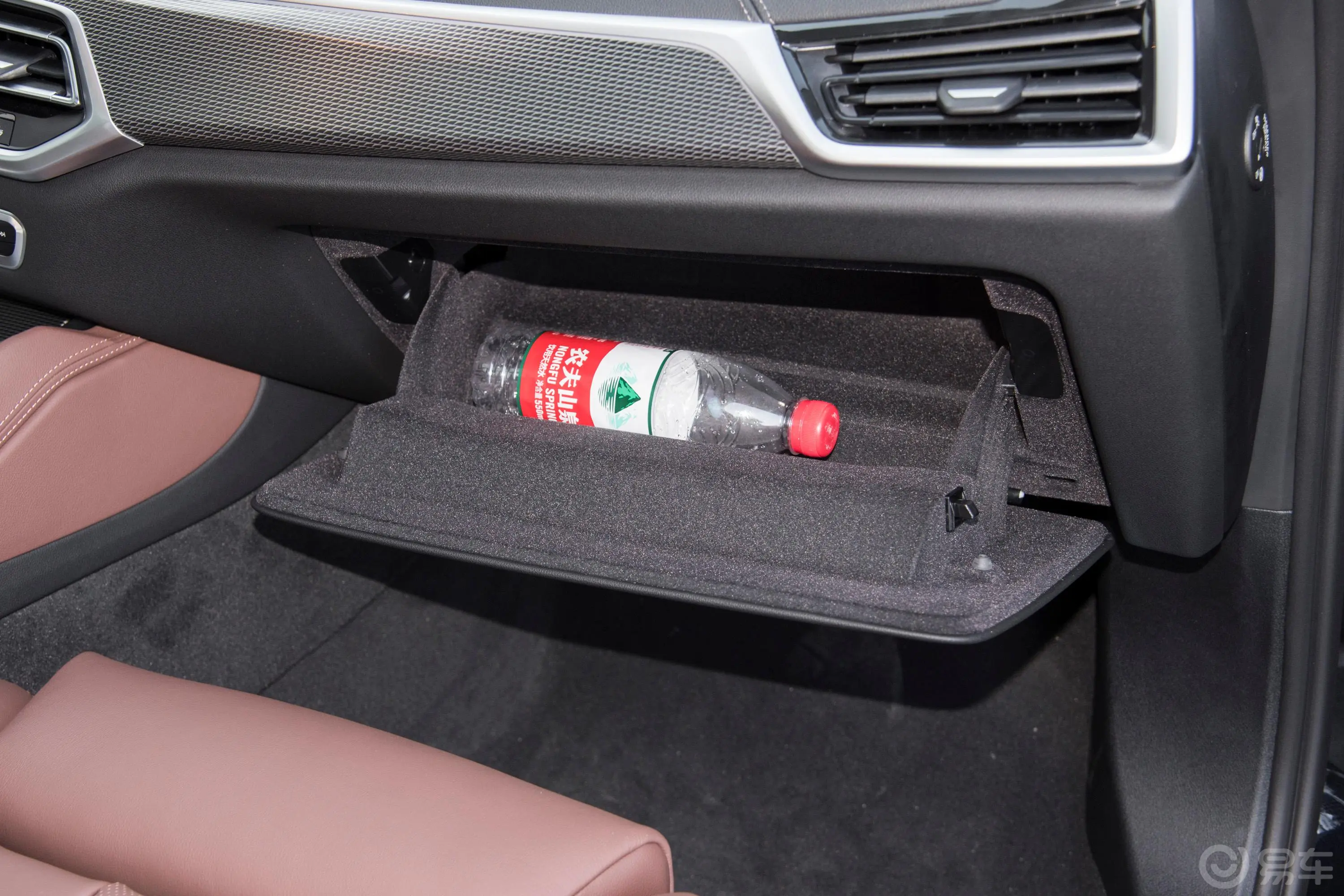 宝马X6改款二 xDrive40i M运动套装手套箱空间水瓶横置