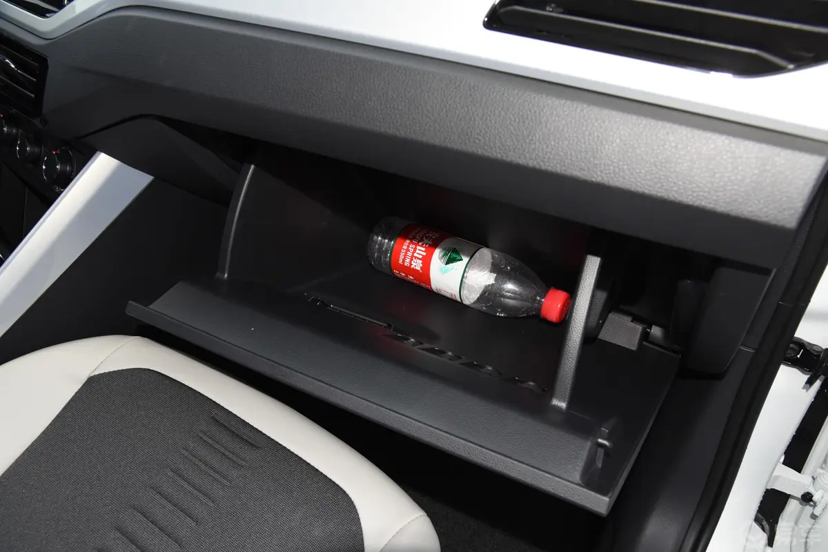 PoloPlus 1.5L 自动炫彩科技版手套箱空间水瓶横置