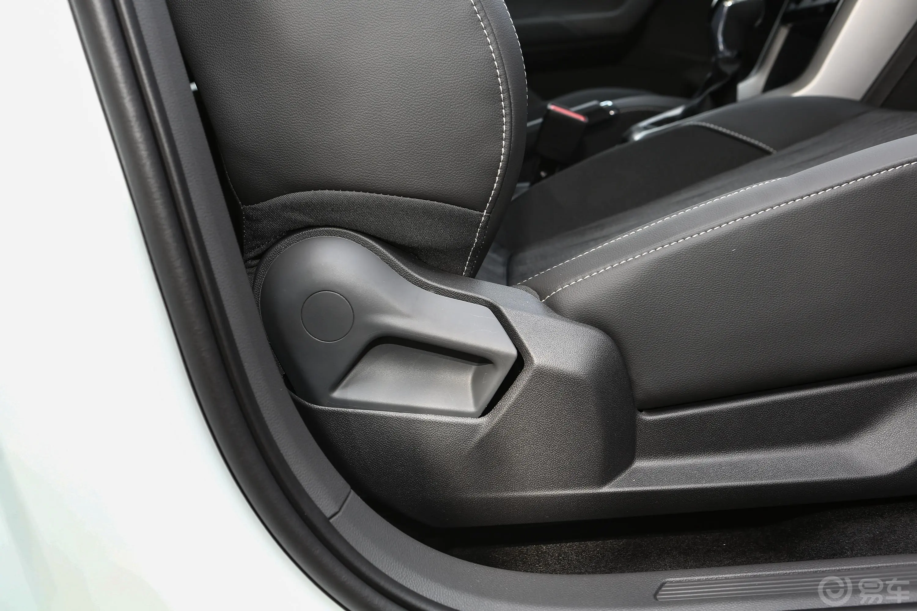 途铠1.5L 自动舒适版副驾座椅调节