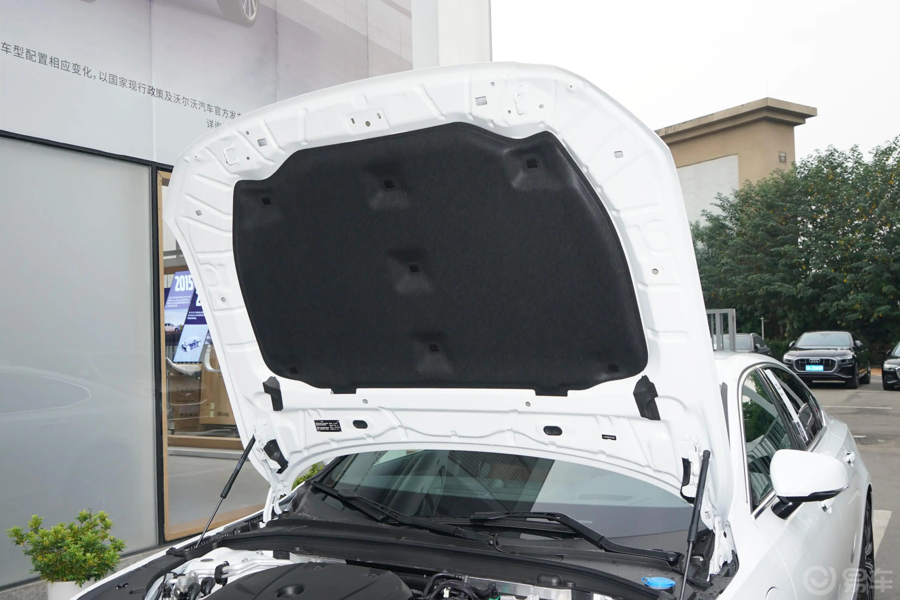 沃尔沃S90新能源T8 长续航 智雅豪华版发动机舱盖内侧