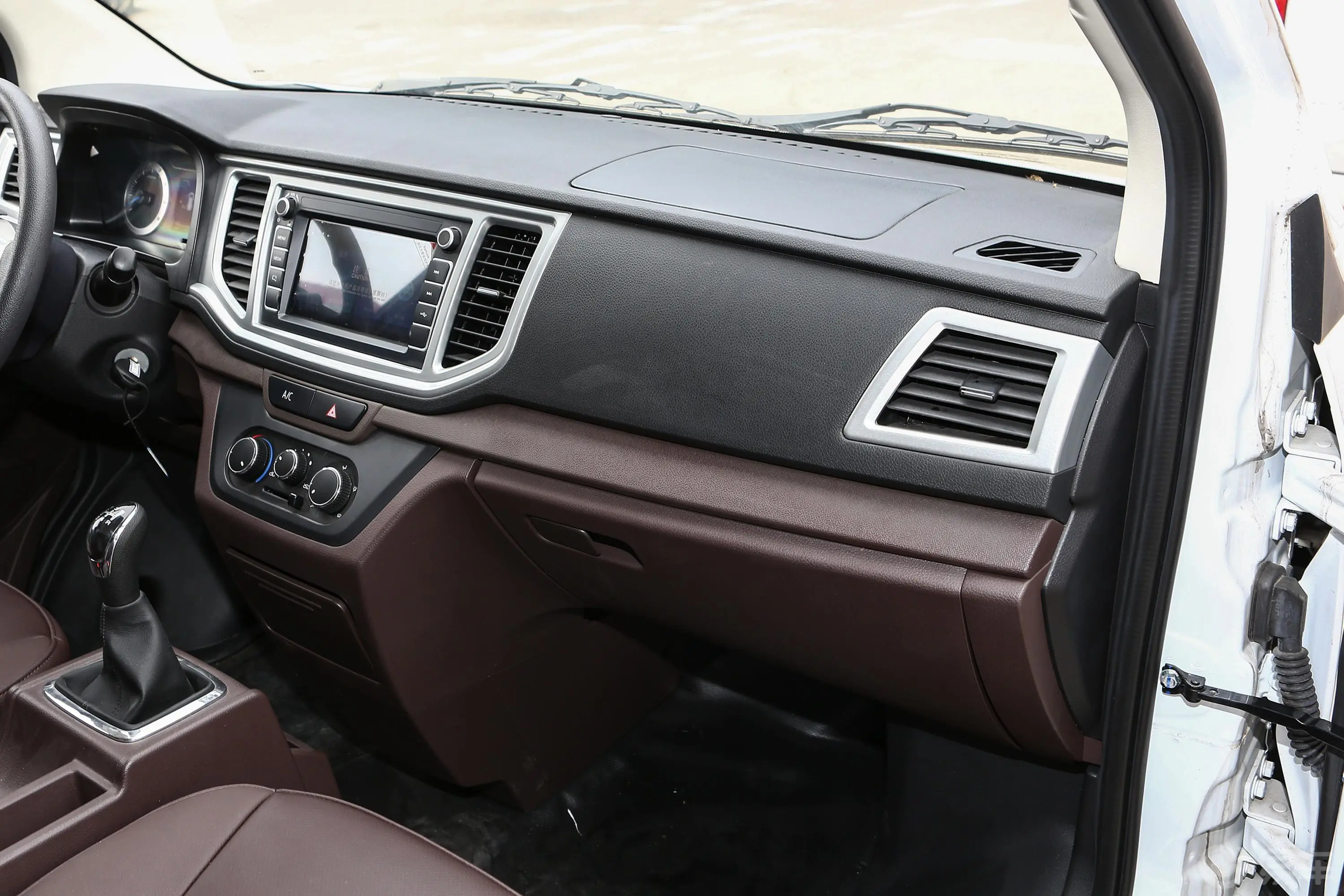 博腾V2厢货版 1.5L 手动 舒适型副驾驶位区域