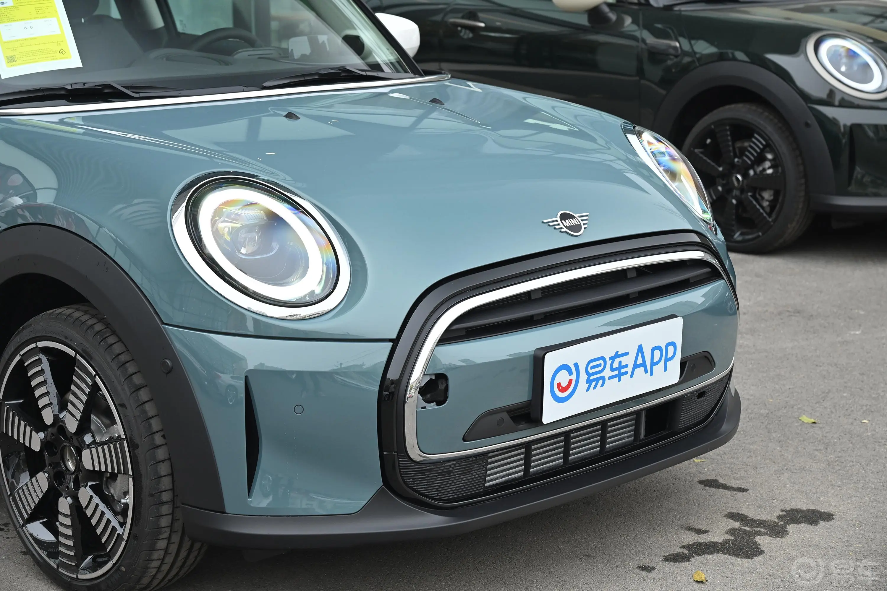 MINI1.5T COOPER 弧光特别版前格栅侧俯拍