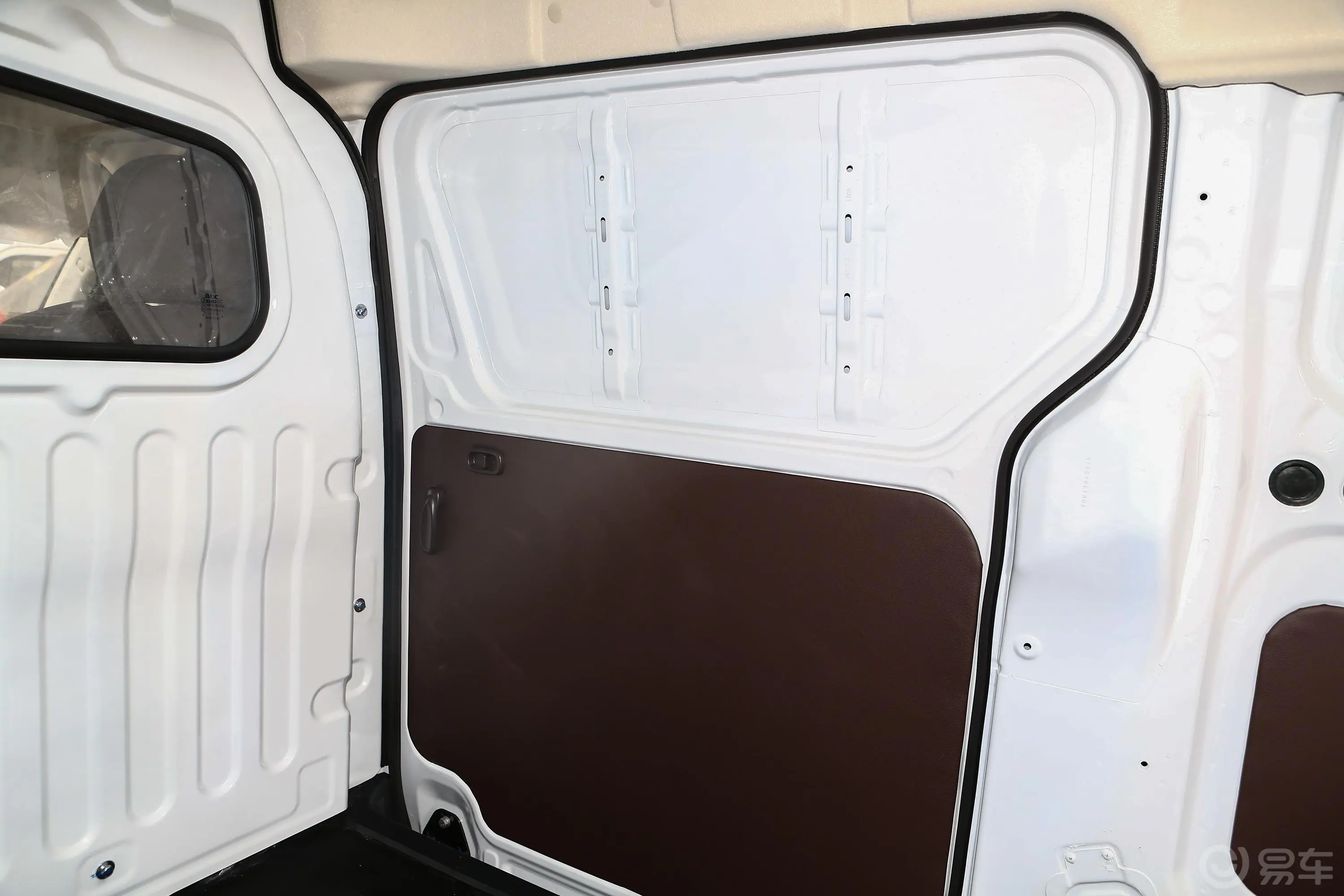 博腾V2厢货版 1.5L 手动 舒适型后备厢