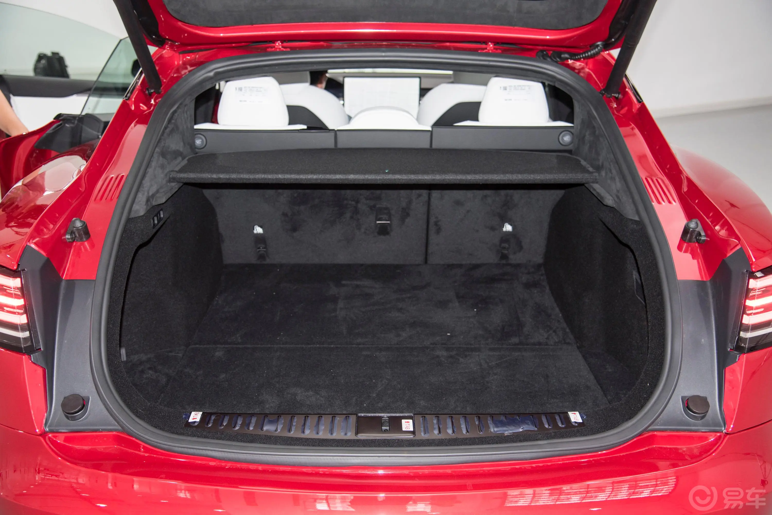 Model S672km Plaid版  三电机全轮驱动后备厢空间特写