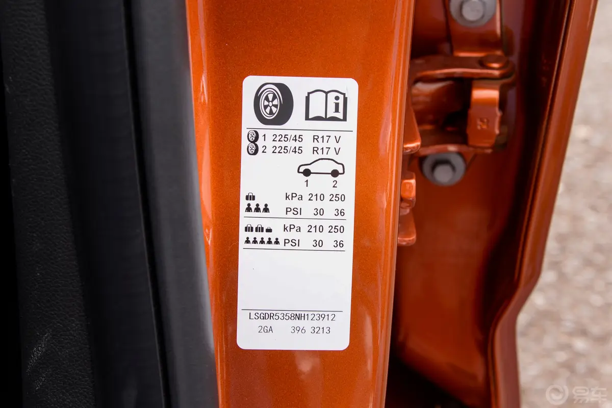 凯迪拉克CT425T 豪华版胎压信息铭牌