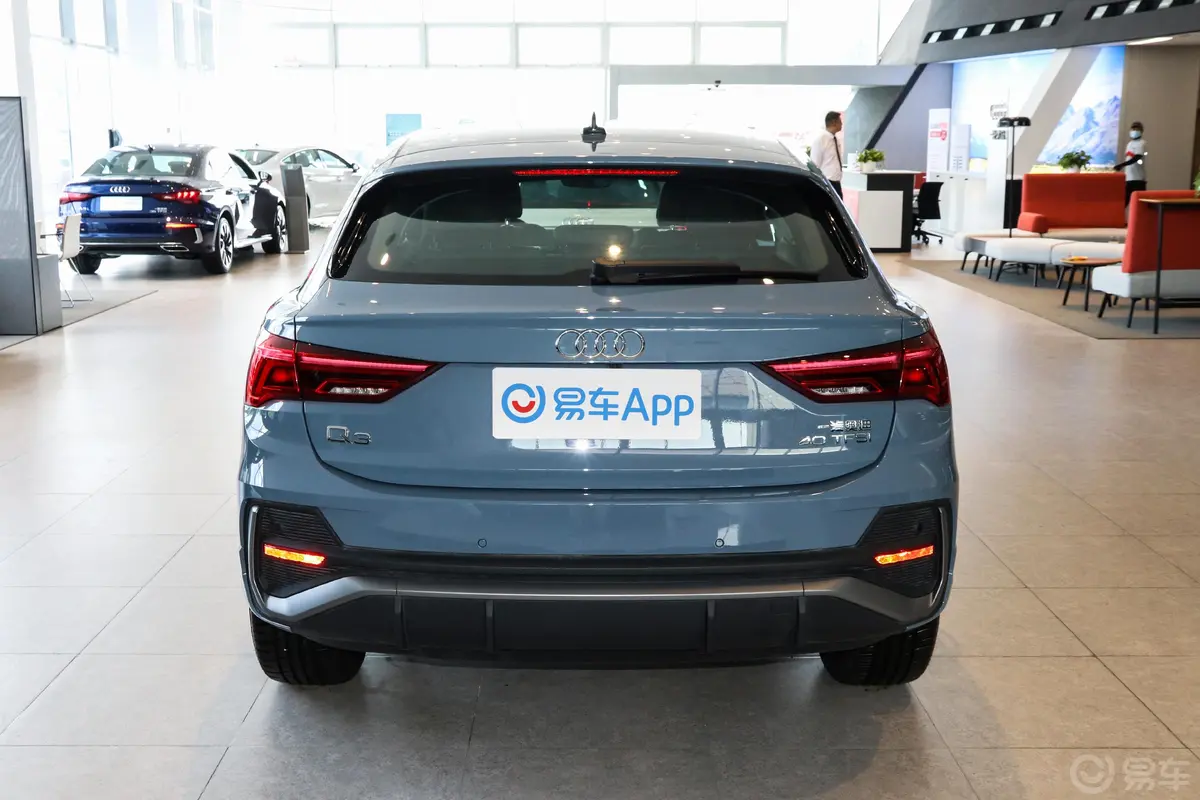 奥迪Q3 Sportback40 TFSI RS套件燃速型正后水平