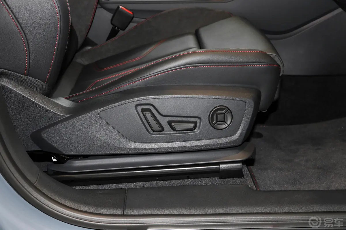 奥迪Q3 Sportback40 TFSI RS套件燃速型副驾座椅调节