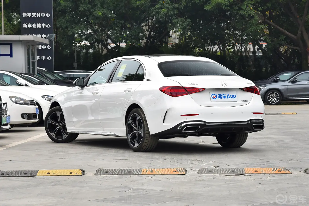 奔驰C级C 260 L 4MATIC 运动版侧后45度车头向左水平