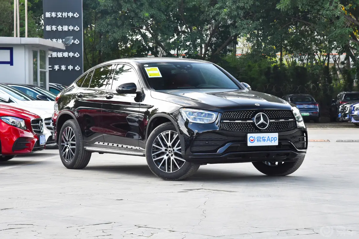 奔驰GLC轿跑GLC 300 4MATIC 轿跑SUV侧前45度车头向右水平