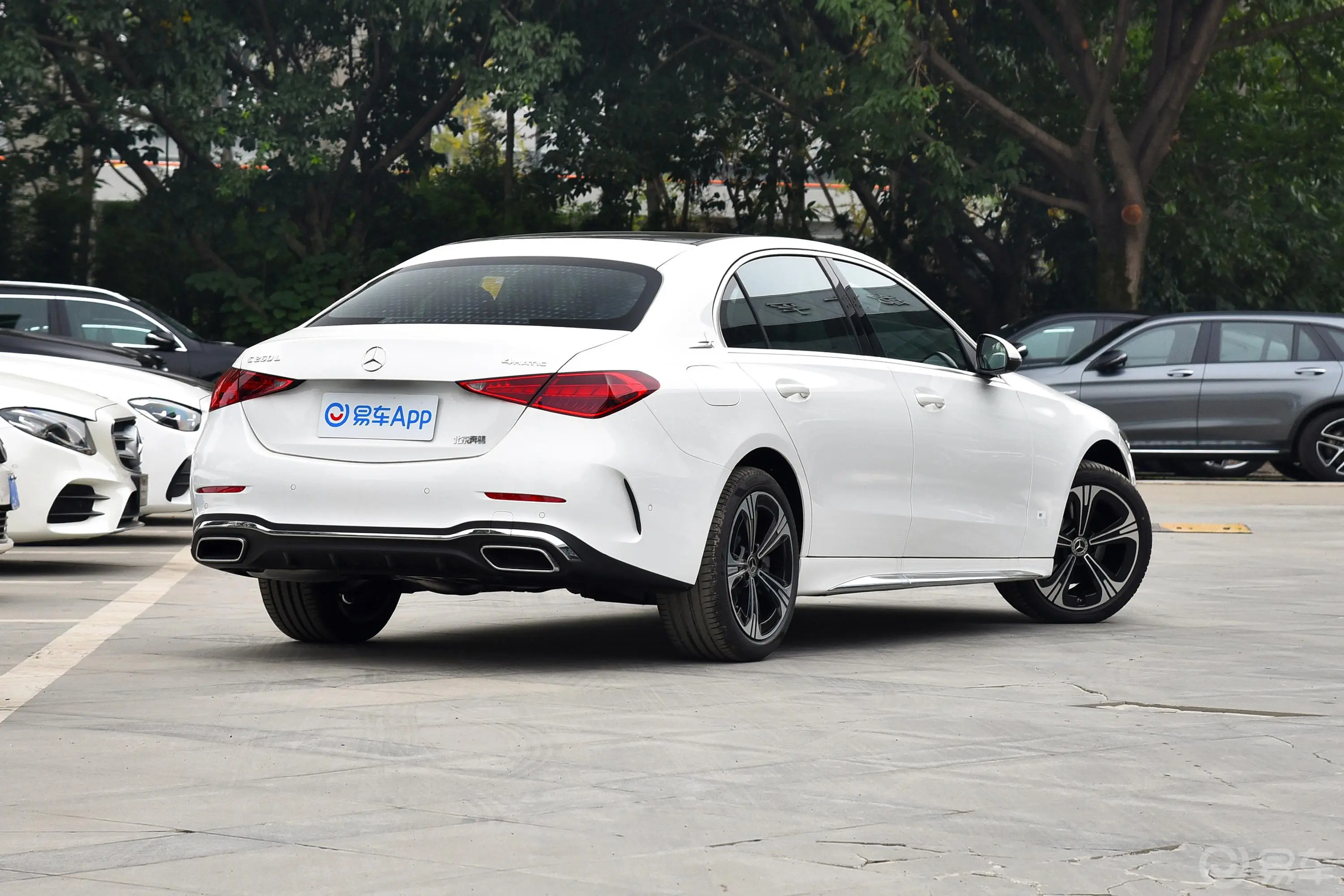 奔驰C级C 260 L 4MATIC 运动版侧后45度车头向右水平