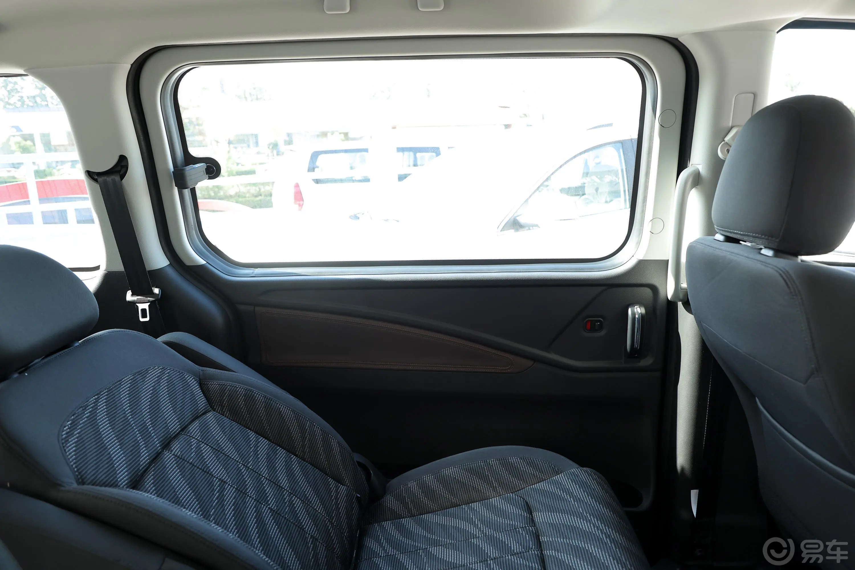 菱智PLUS旅行版 2.0L 手动 舒适型 9座驾驶员侧后车门