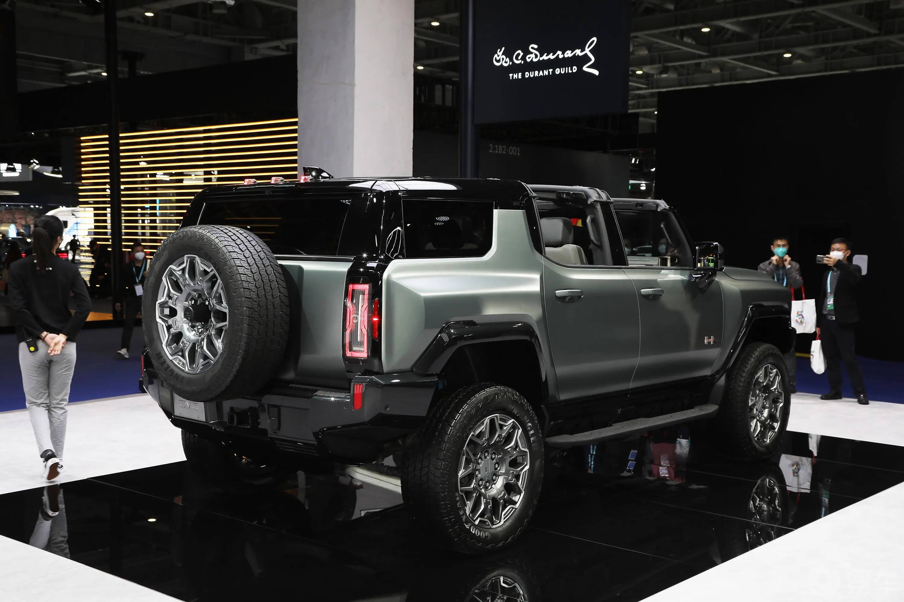 HUMMER EV SUV顶配版侧后45度车头向右水平