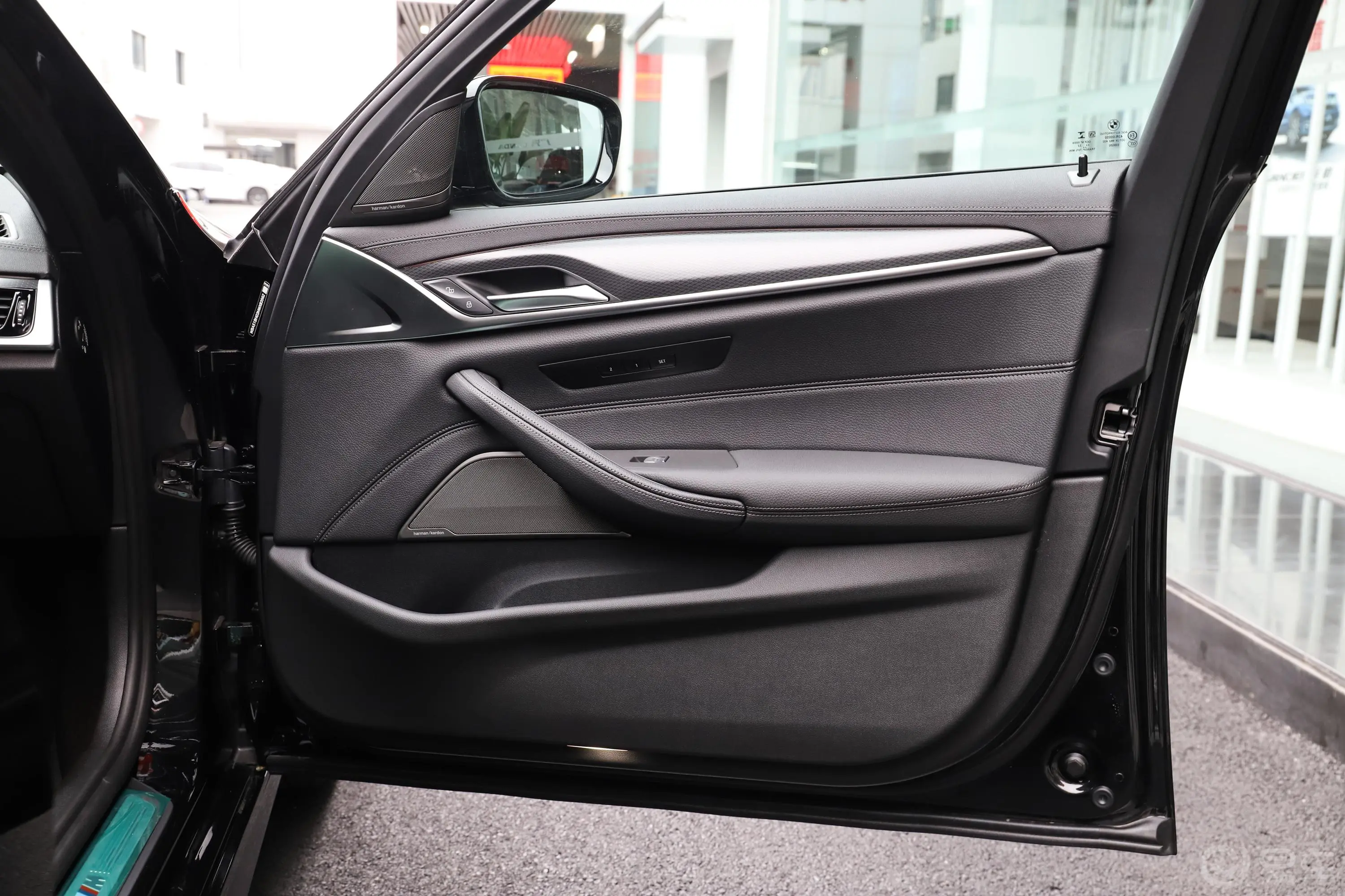 宝马5系(进口)改款二 530i 风尚版 M运动套装副驾驶位