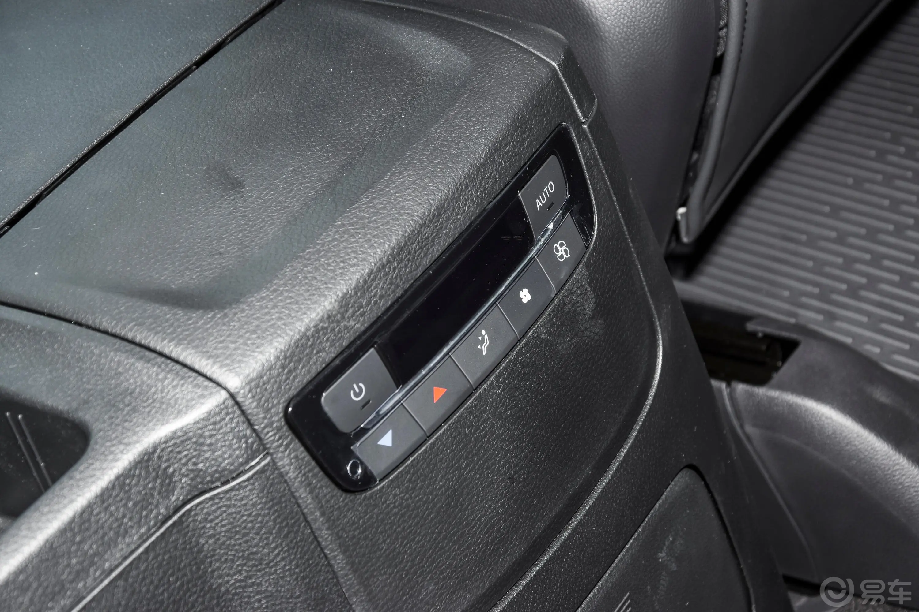 大通G20PLUS 2.0T 自动豪华版 柴油后排空调控制键