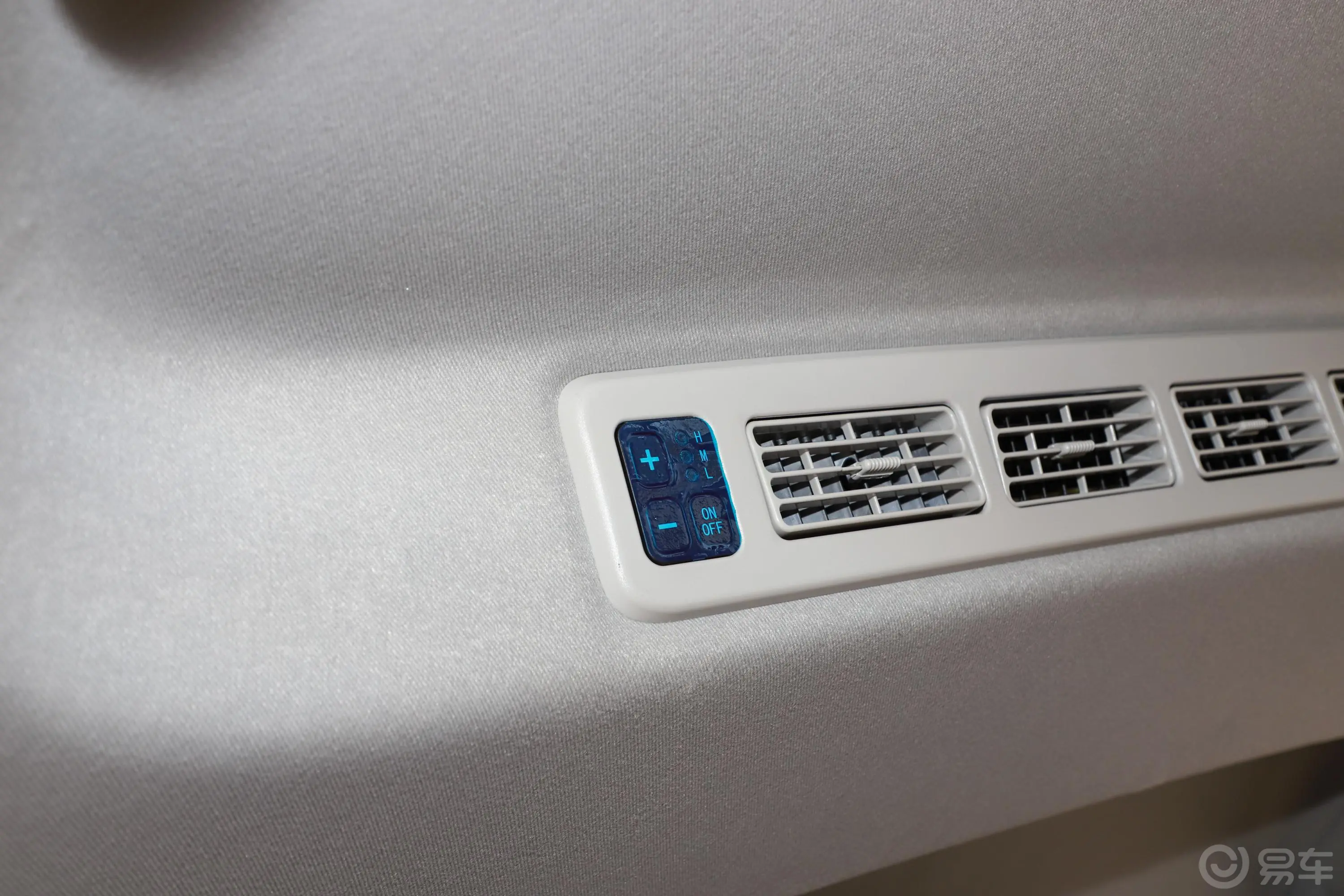 风光E380310km 标准版舒适型 8座后排空调控制键