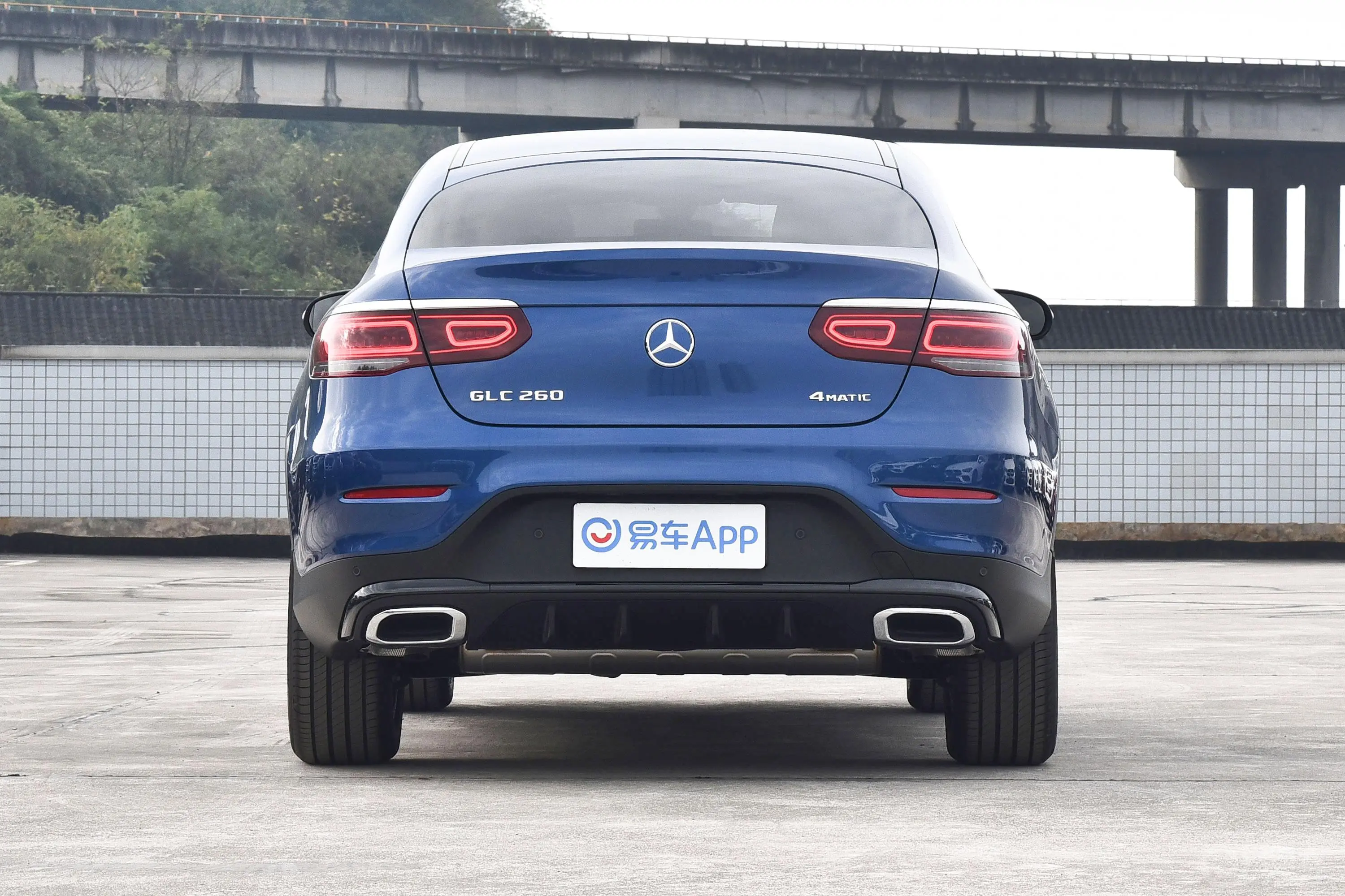 奔驰GLC轿跑GLC 260 4MATIC 轿跑SUV正后水平