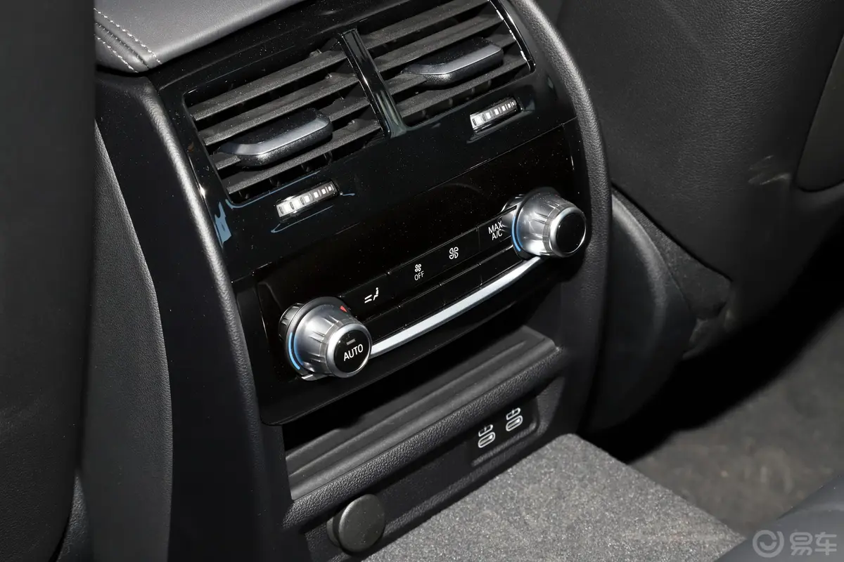 宝马5系(进口)改款二 540i 风尚版 M运动套装后排空调控制键