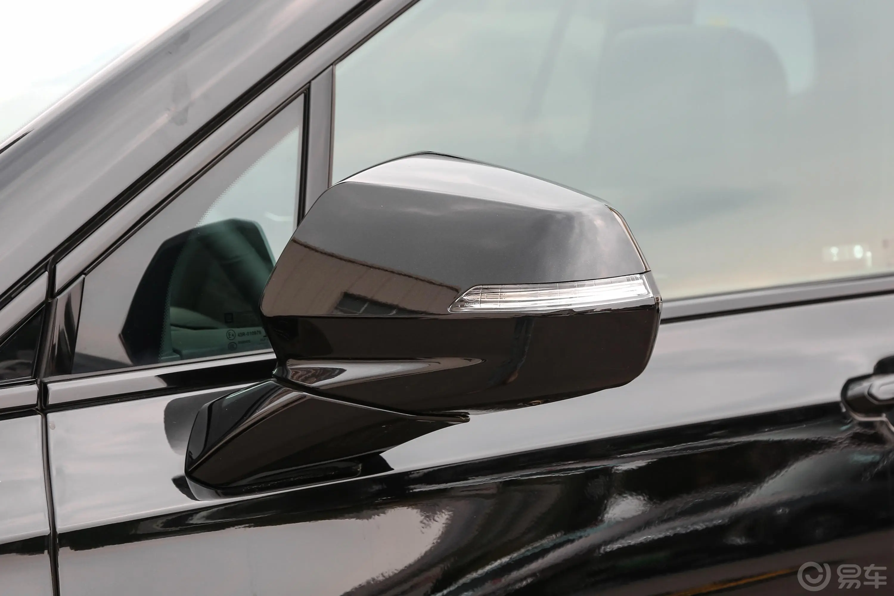 凯迪拉克XT6轻混 120周年纪念版 2.0T 四驱铂金型 6座主驾驶后视镜背面